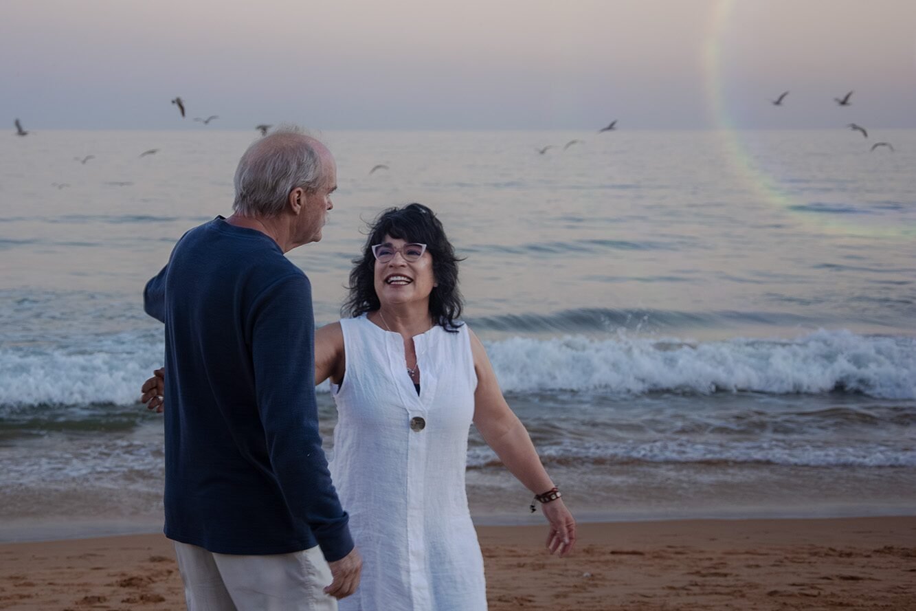 Casal a rir durante ensaio no Algarve